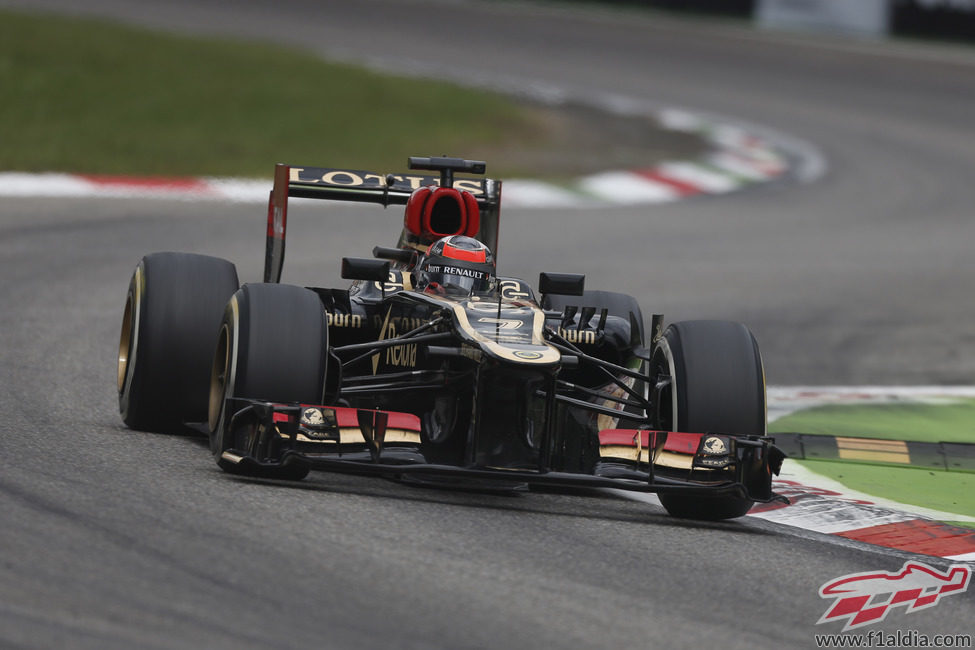 Kimi Räikkönen sale de la triple chicane Ascari