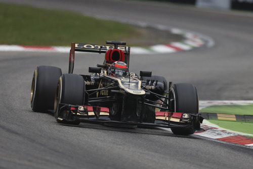 Kimi Räikkönen sale de la triple chicane Ascari