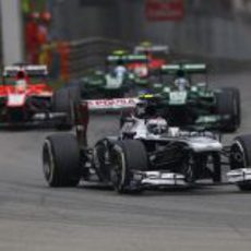 Valtteri Bottas rueda por delante de los monoplazas lentos