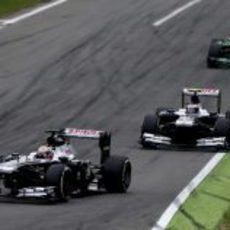 Maldonado rueda por delante de Bottas