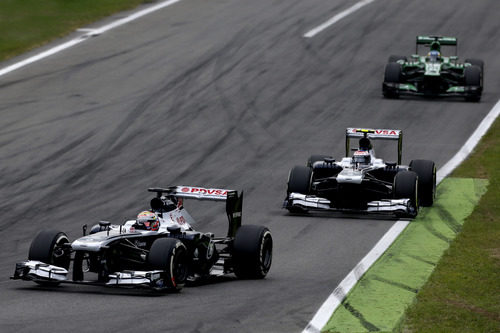 Maldonado rueda por delante de Bottas
