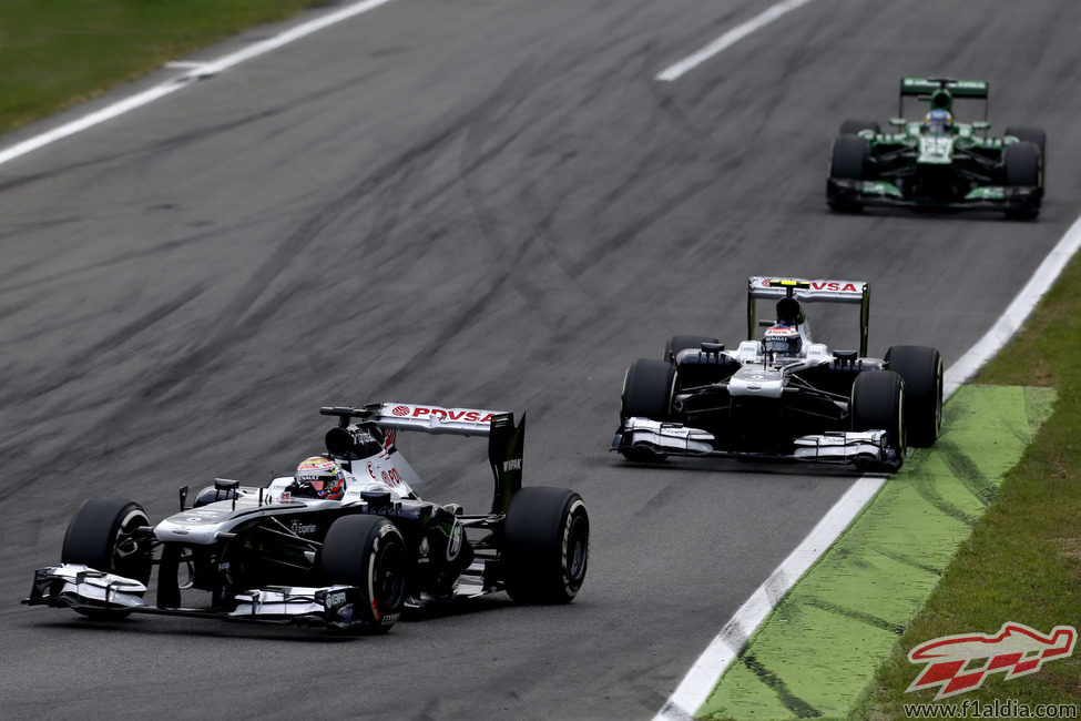 Maldonado rueda por delante de Bottas