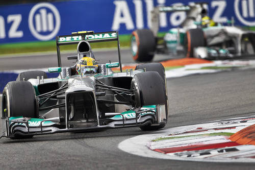 Lewis Hamilton rueda con el neumático medio