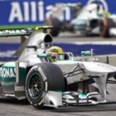 Lewis Hamilton inicia una ardua remontada