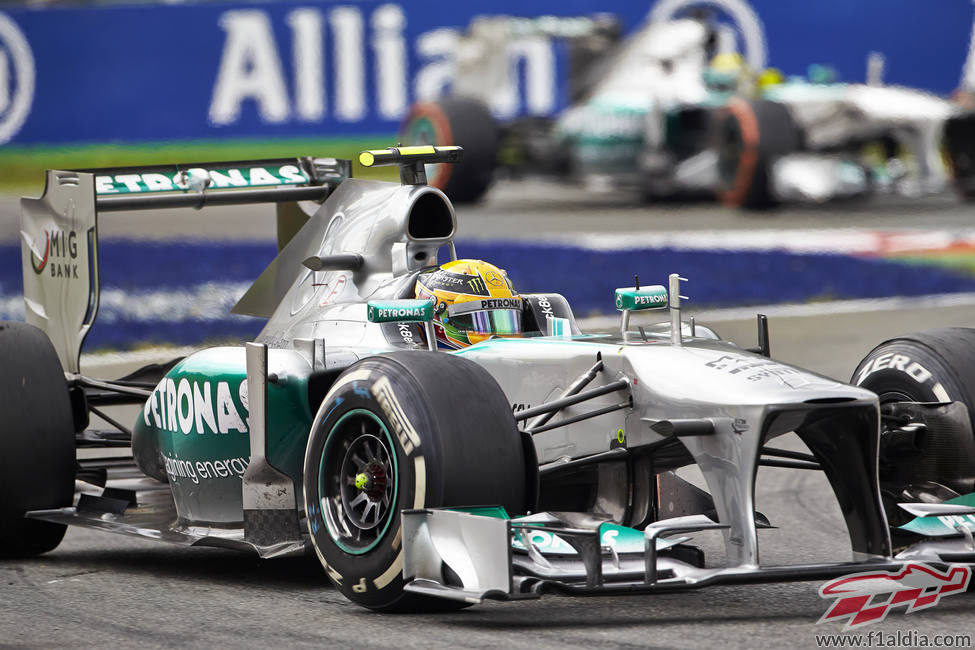 Lewis Hamilton inicia una ardua remontada