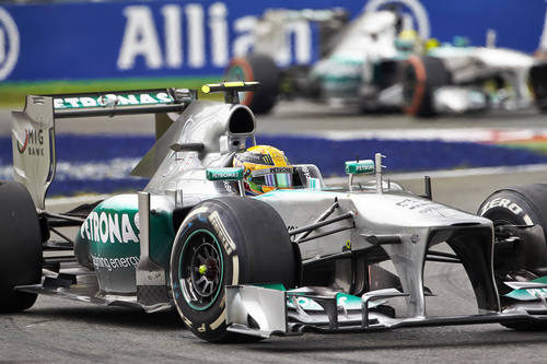 Lewis Hamilton inicia una ardua remontada
