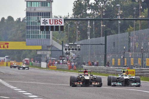 Lewis Hamilton adelanta a Räikkönen con la ayuda del DRS