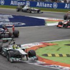 Nico Rosberg ataca en la primera 'chicane' de Monza