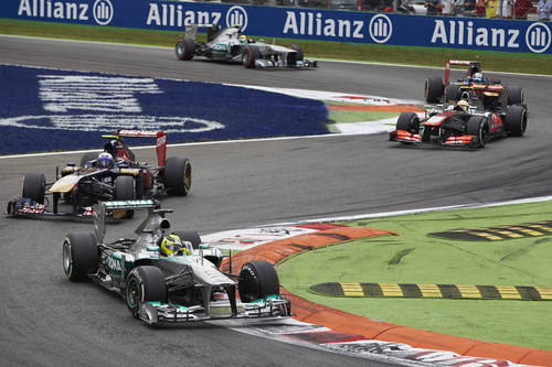 Nico Rosberg ataca en la primera 'chicane' de Monza