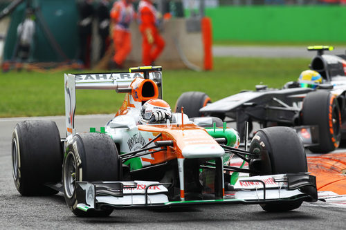 Adrian Sutil trabaja al volante del VJM06