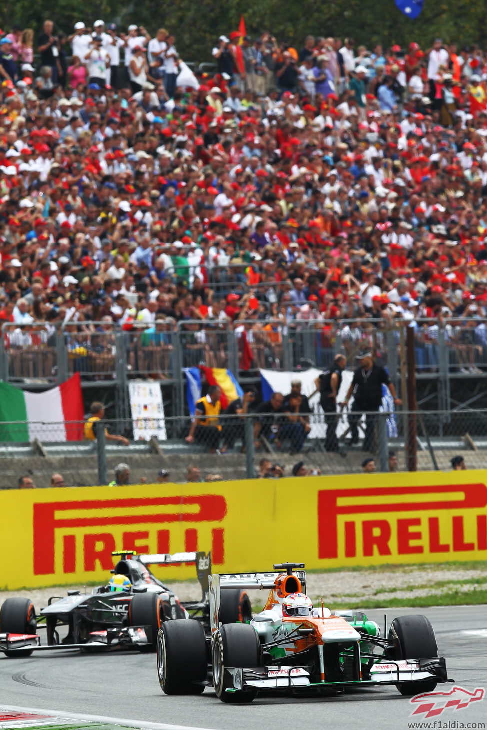 Adrian Sutil pasa junto a las abarrotadas gradas de Monza