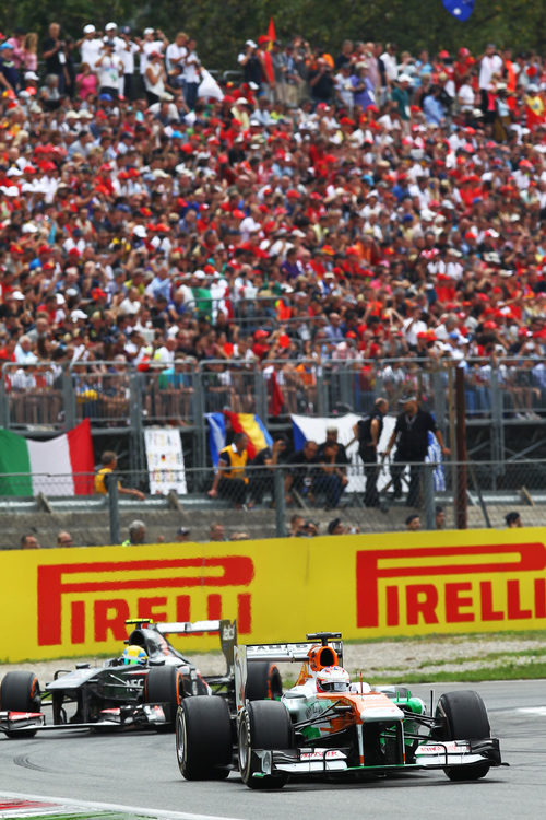 Adrian Sutil pasa junto a las abarrotadas gradas de Monza