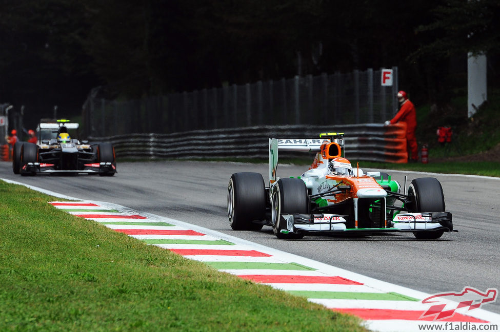 Adrian Sutil controla por el retrovisor a Gutiérrez