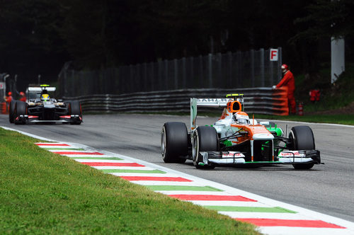 Adrian Sutil controla por el retrovisor a Gutiérrez