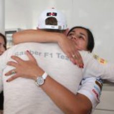 Abrazo entre Nico Hülkenberg y Monisha Kaltenborn