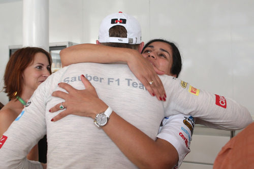 Abrazo entre Nico Hülkenberg y Monisha Kaltenborn