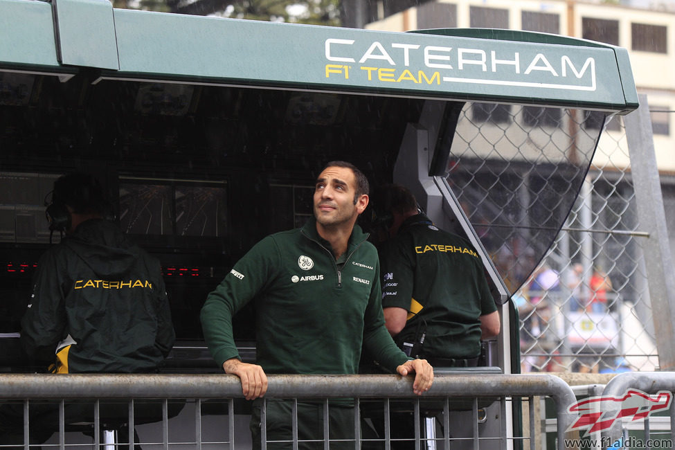 Cyril Abiteboul mira al cielo lluvioso de Monza