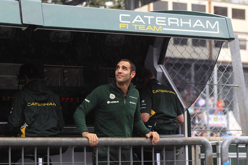 Cyril Abiteboul mira al cielo lluvioso de Monza