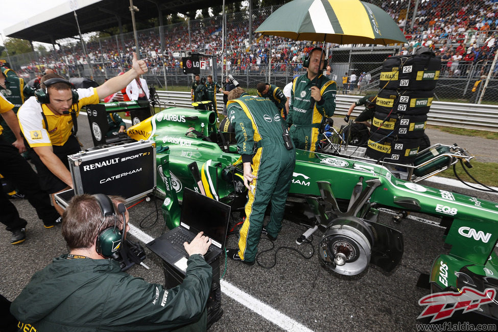 Últimos preparativos en el CT03 de van der Garde