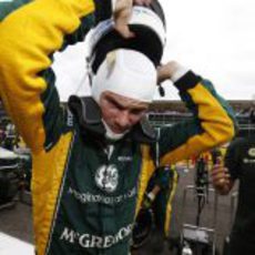 Giedo van der Garde se saca el casco