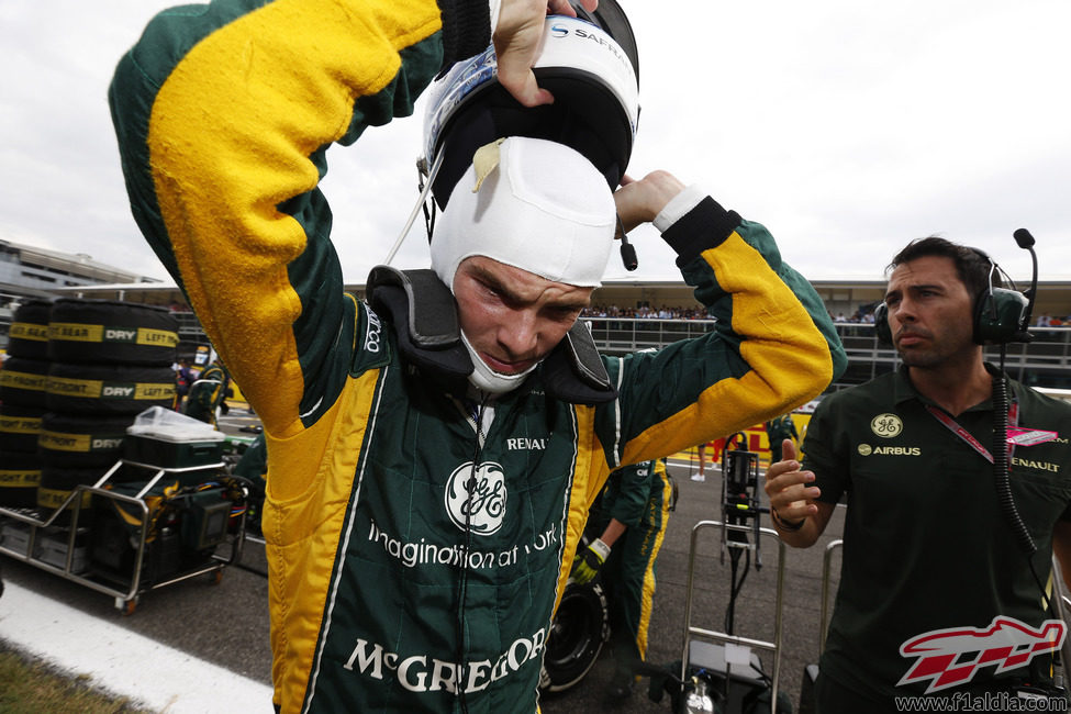 Giedo van der Garde se saca el casco