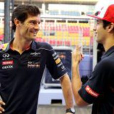 Mark Webber habla con Daniel Ricciardo