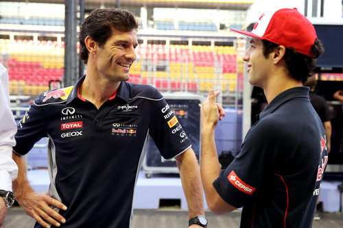 Mark Webber habla con Daniel Ricciardo
