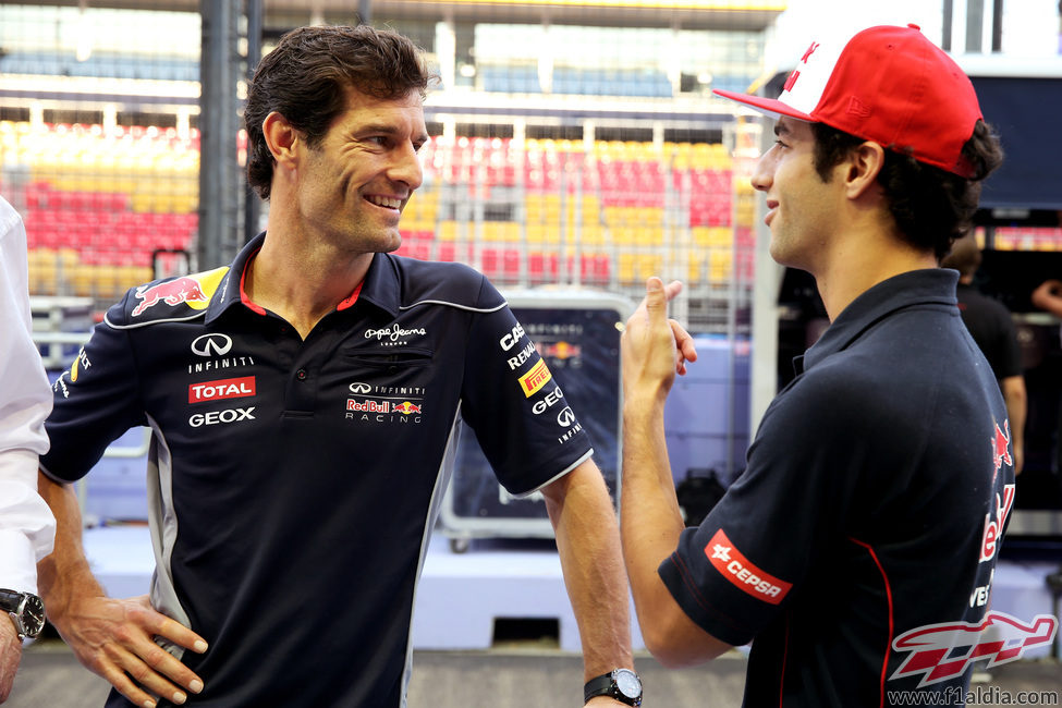 Mark Webber habla con Daniel Ricciardo