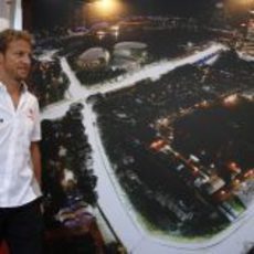 Jenson Button entra al paddock de Singapur