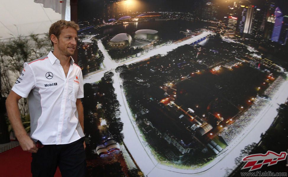 Jenson Button entra al paddock de Singapur