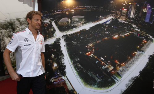 Jenson Button entra al paddock de Singapur