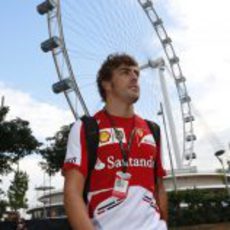 Fernando Alonso ya está en Singapur