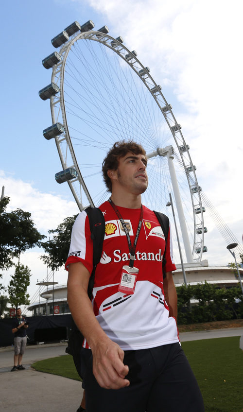 Fernando Alonso ya está en Singapur