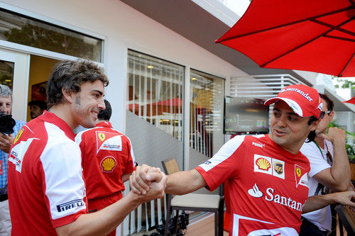 Saludo entre Fernando Alonso y Felipe Massa