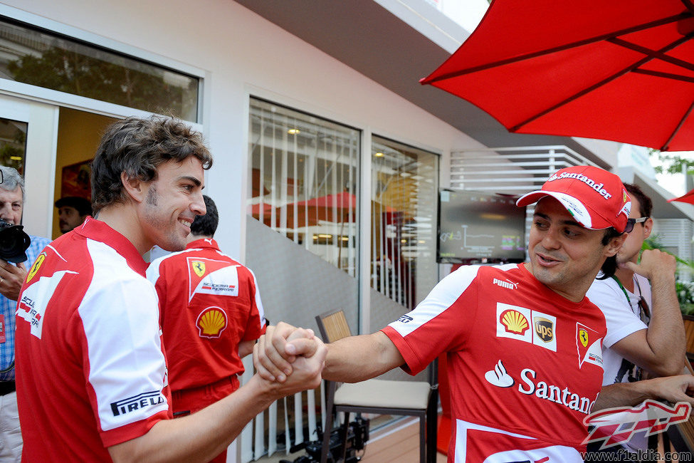 Saludo entre Fernando Alonso y Felipe Massa