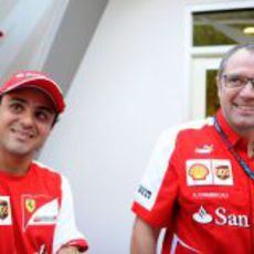 Felipe Massa sonríe junto a Stefano Domenicali