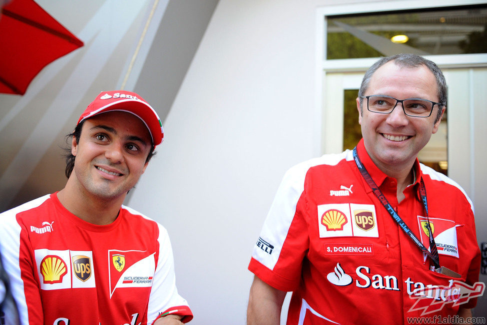 Felipe Massa sonríe junto a Stefano Domenicali