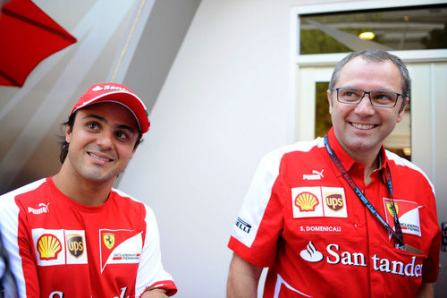 Felipe Massa sonríe junto a Stefano Domenicali
