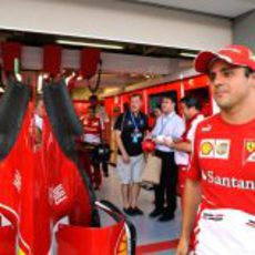 Felipe Massa, frente al box de Ferrari