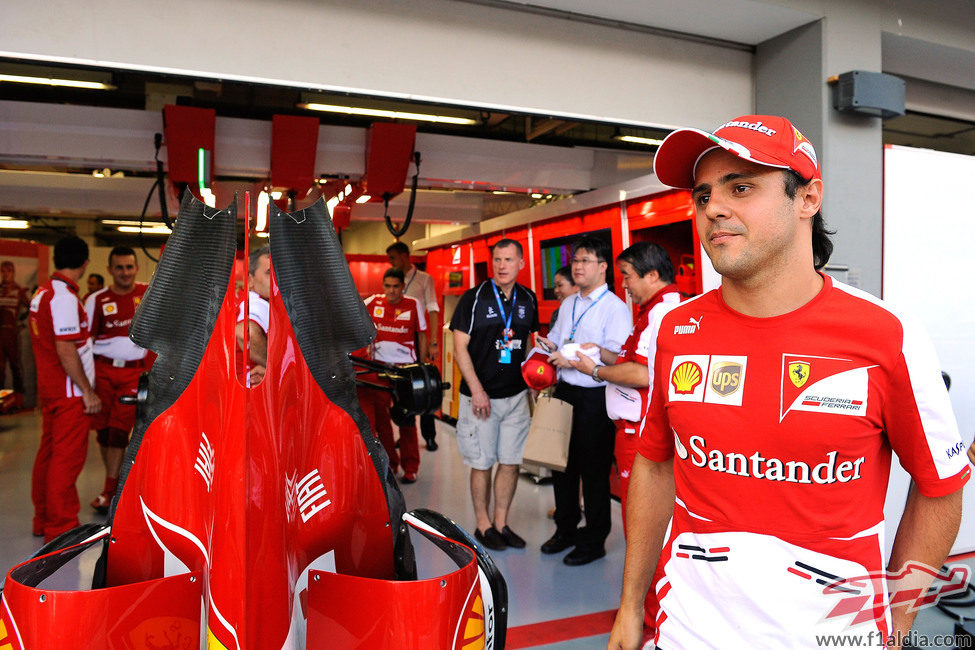 Felipe Massa, frente al box de Ferrari