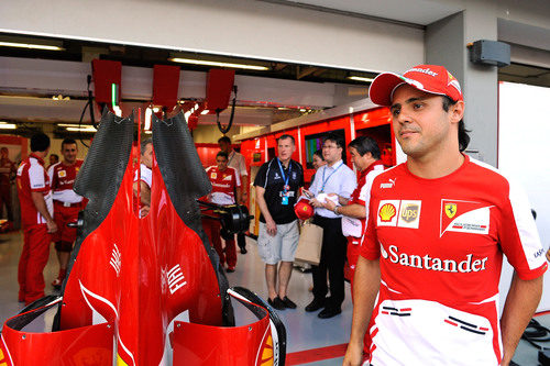 Felipe Massa, frente al box de Ferrari