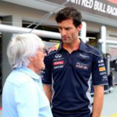 Mark Webber y Bernie Ecclestone en Singapur