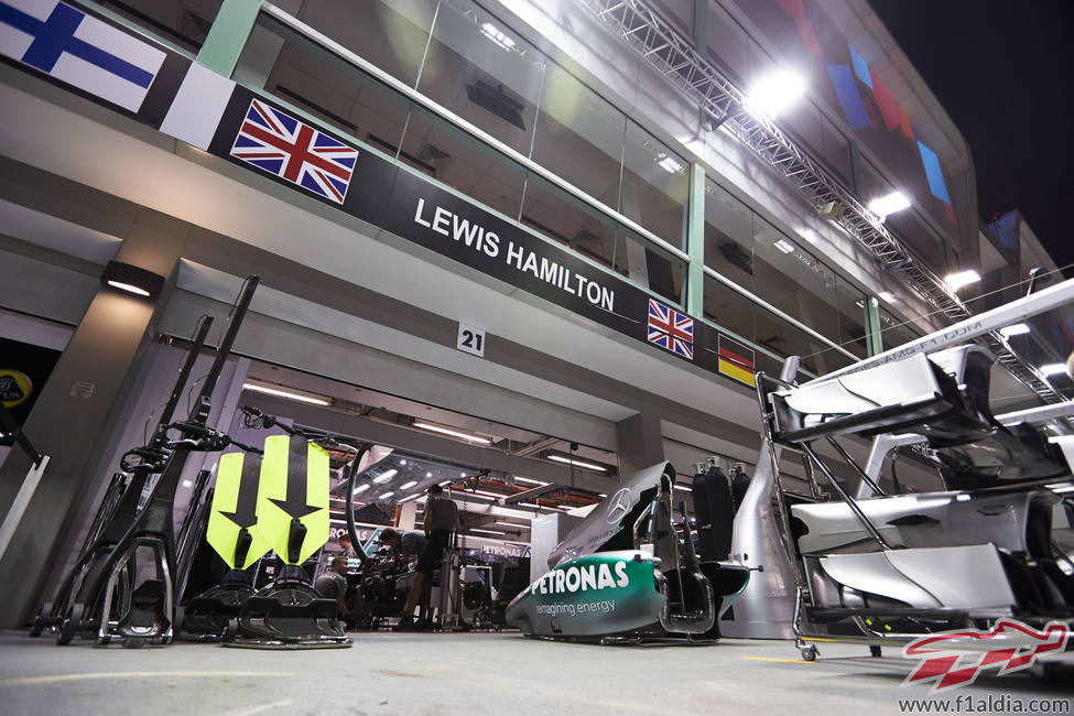 Trabajo en el garaje de Lewis Hamilton