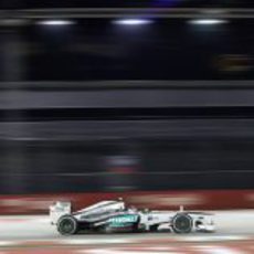 Lewis Hamilton avanza en Marina Bay