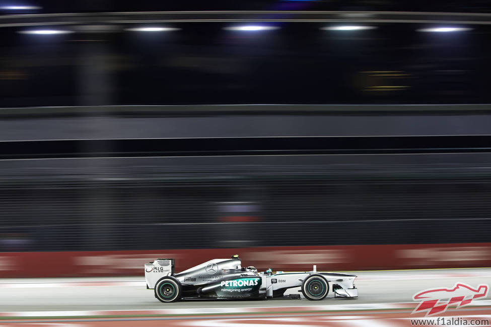 Lewis Hamilton avanza en Marina Bay