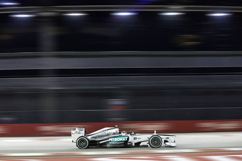 Lewis Hamilton avanza en Marina Bay
