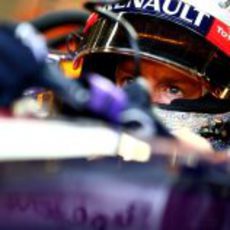 Mirada atenta de Sebastian Vettel en Marina Bay