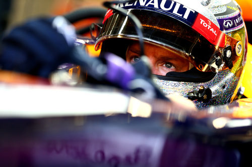 Mirada atenta de Sebastian Vettel en Marina Bay