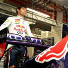 Mark Webber posa junto al RB9