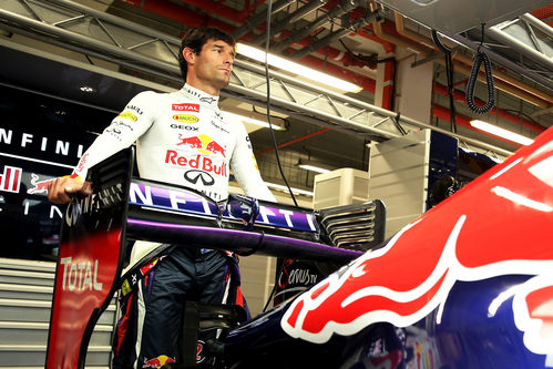 Mark Webber posa junto al RB9